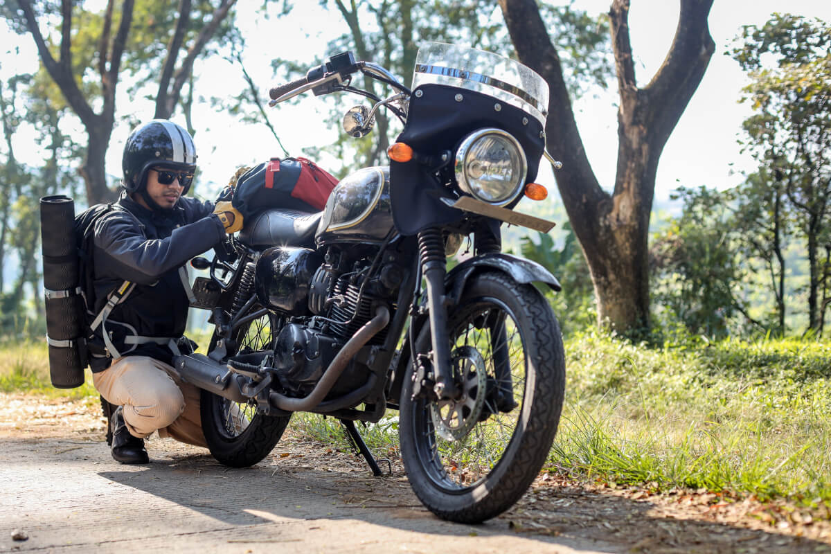 荷物を積むライダー